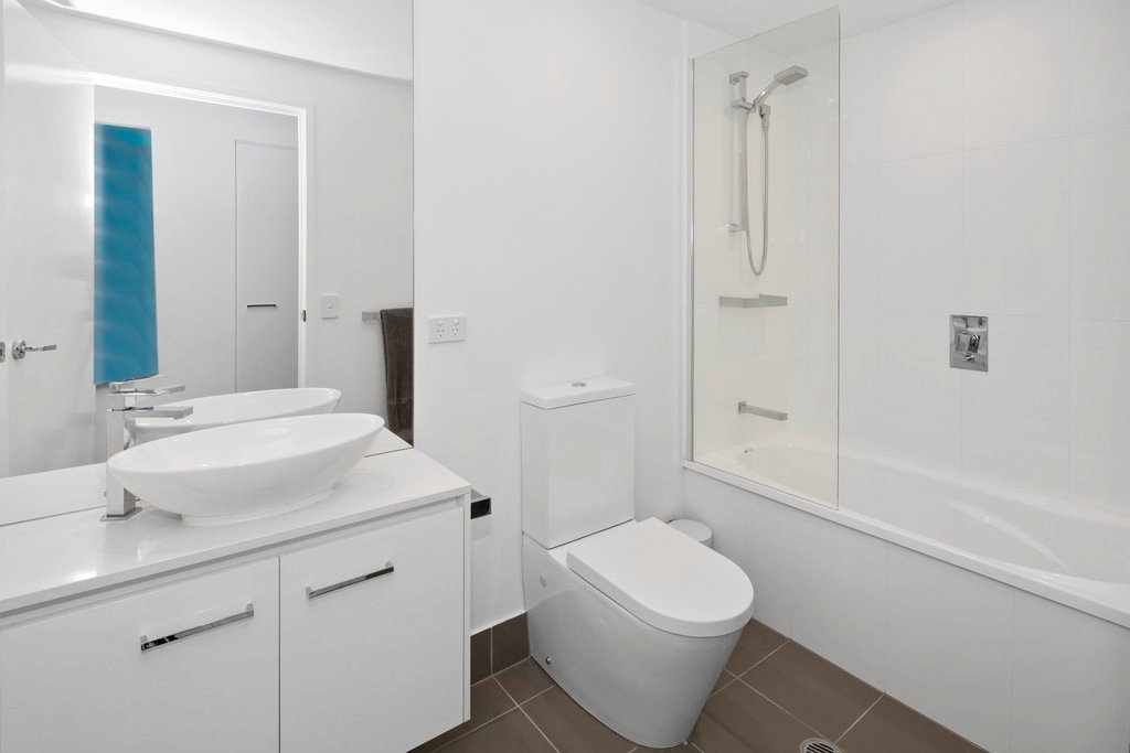 811/19 Imperial Parade LABRADOR 10