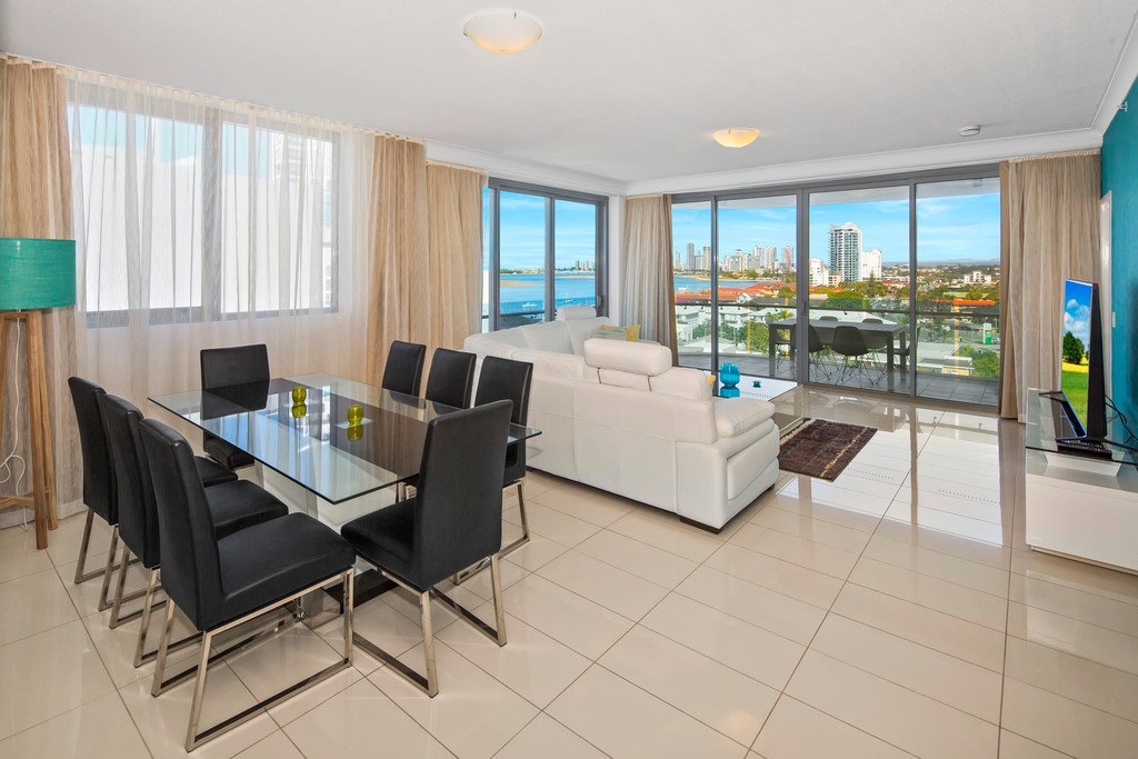 811/19 Imperial Parade LABRADOR 12