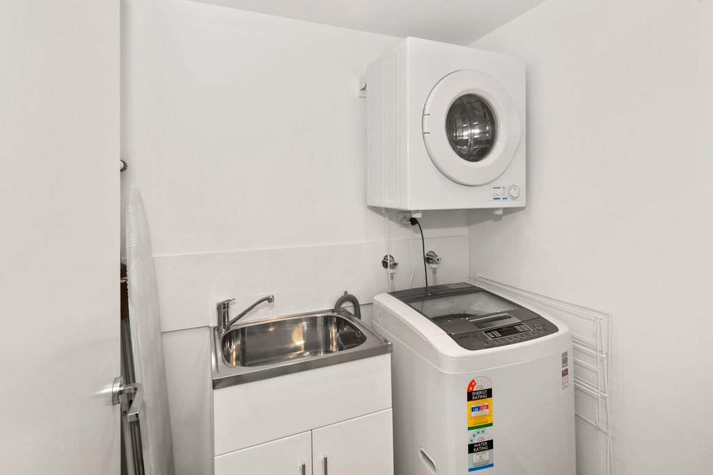 811/19 Imperial Parade LABRADOR 15