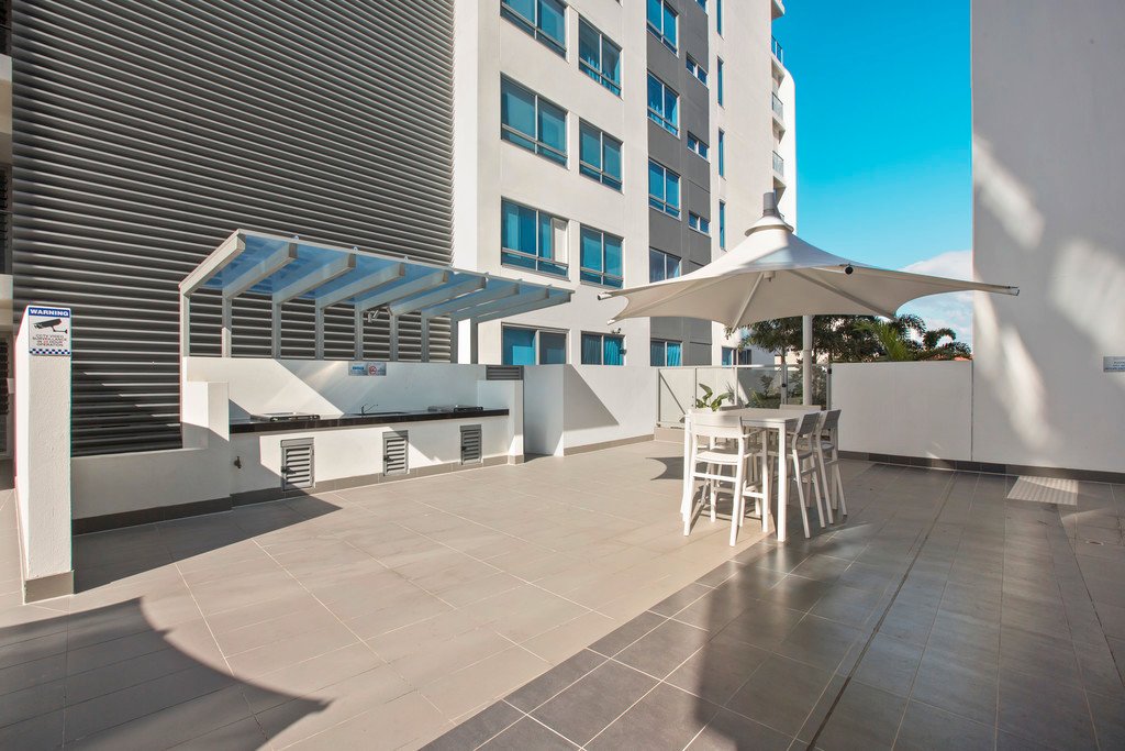 811/19 Imperial Parade LABRADOR 18