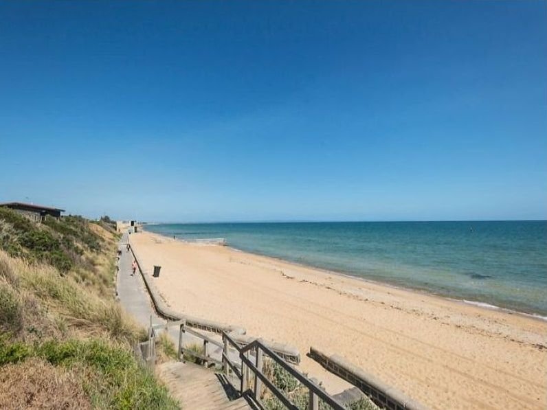 Gallery: 8/122 Beach Road