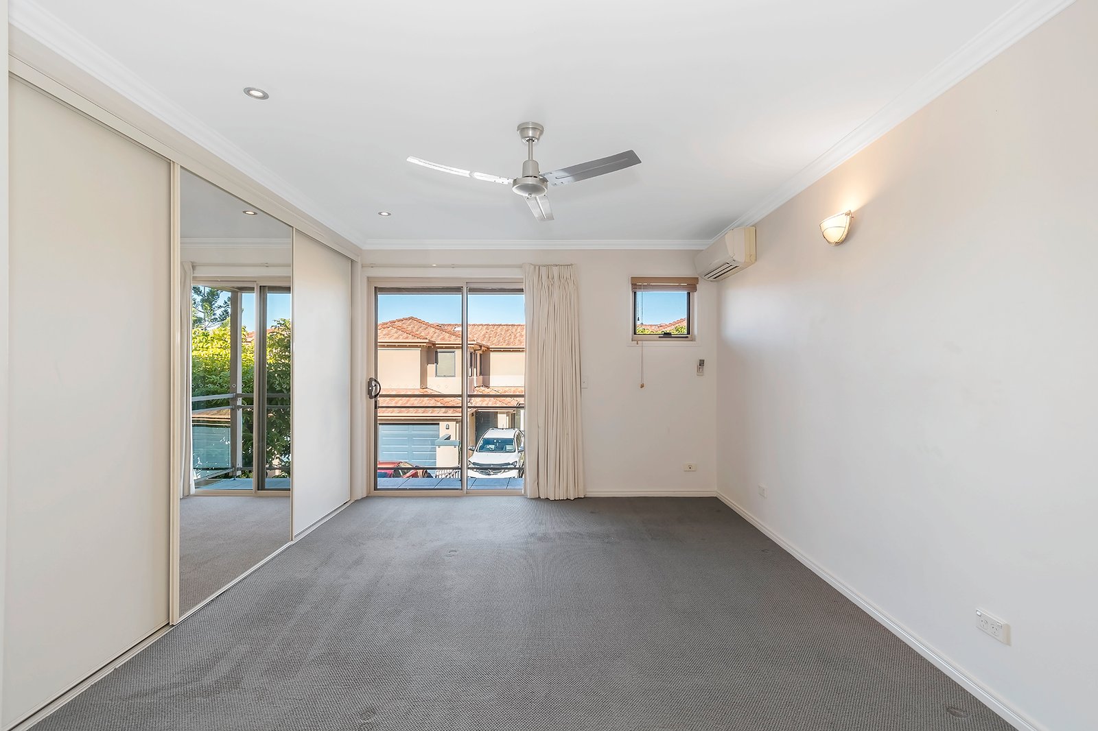 81/4 University Drive ROBINA 6