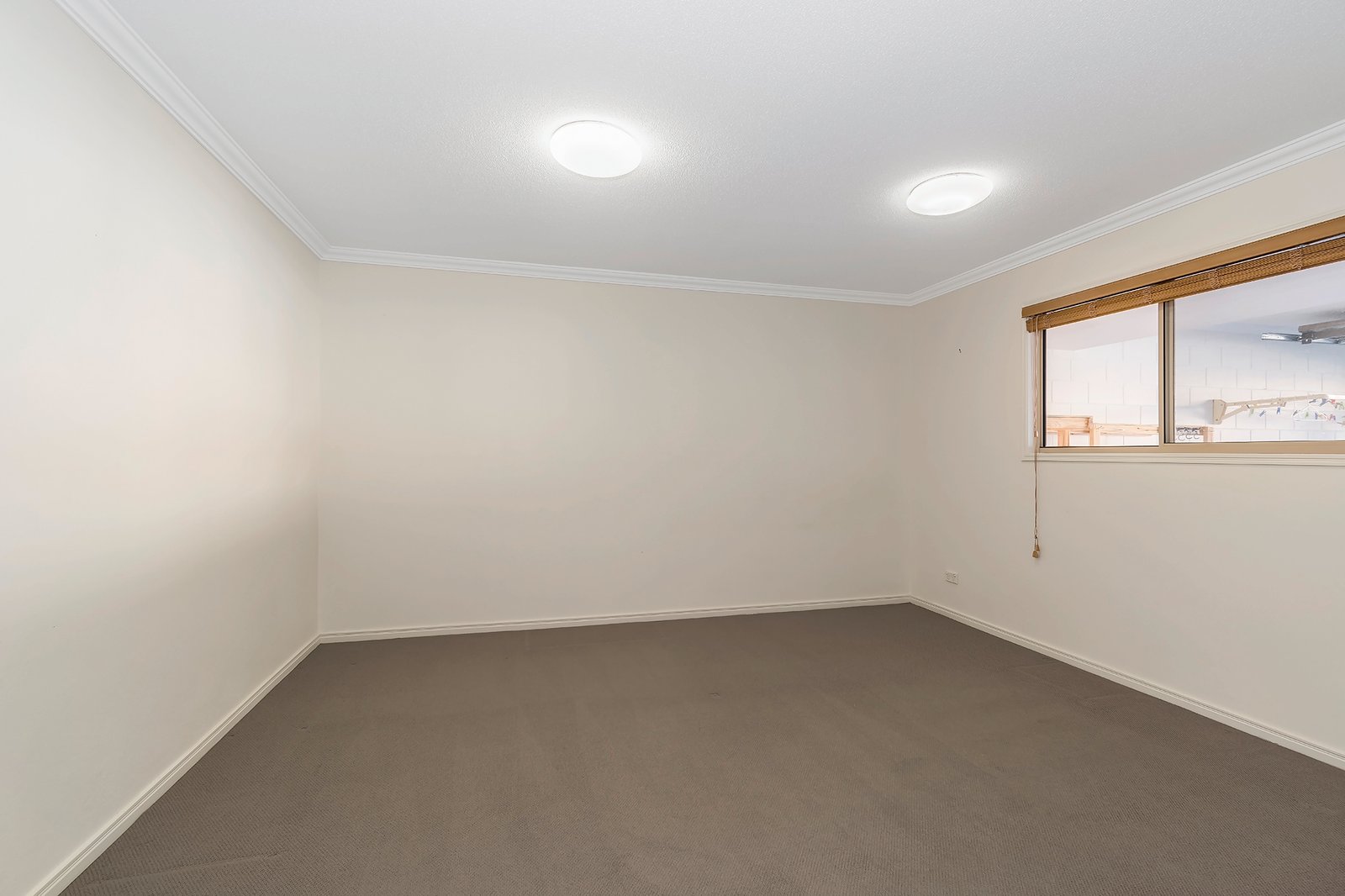 81/4 University Drive ROBINA 8