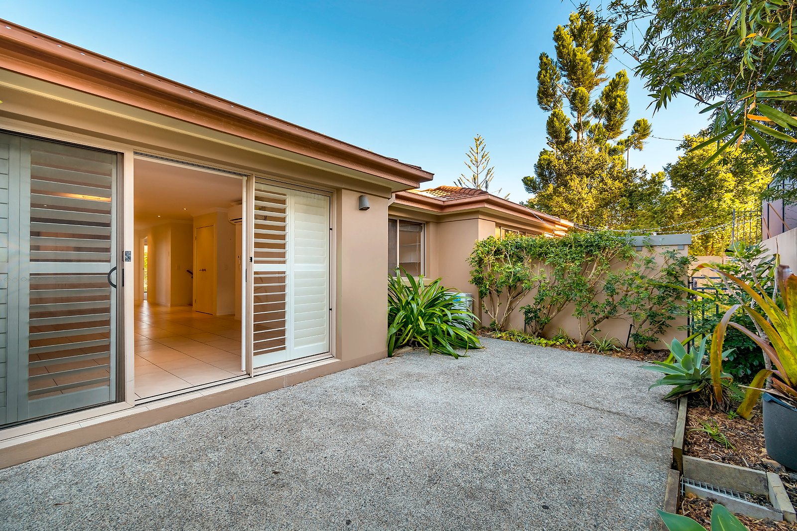 81/4 University Drive ROBINA 10