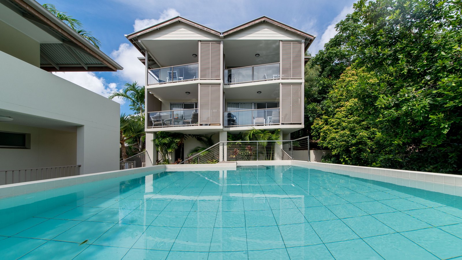 8/14 Waterson Way AIRLIE BEACH 2