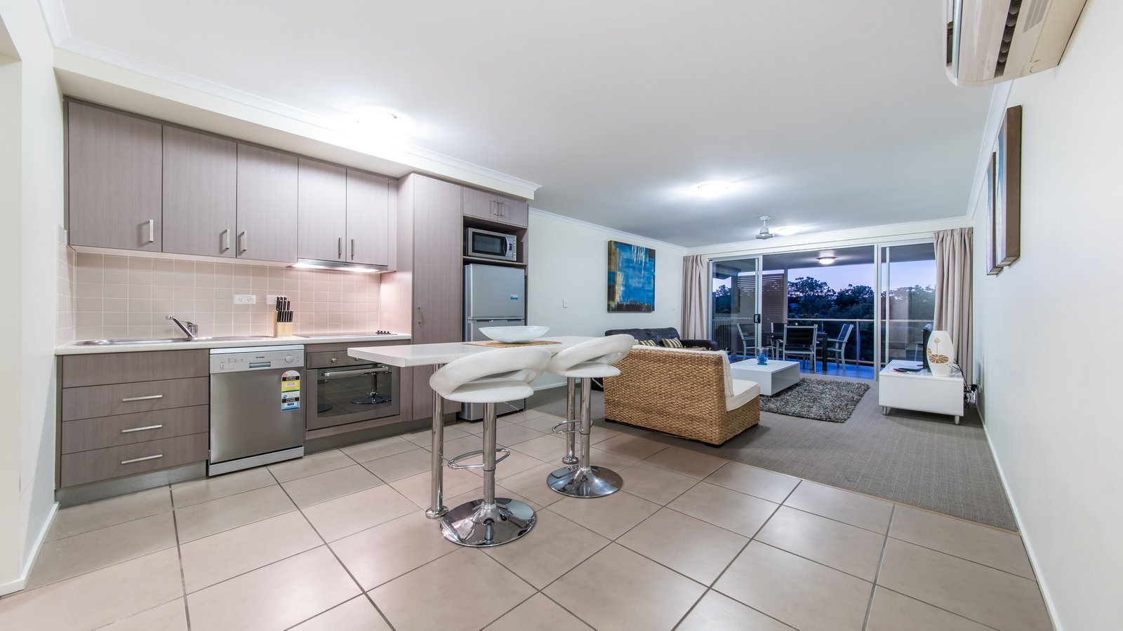 8/14 Waterson Way AIRLIE BEACH 3