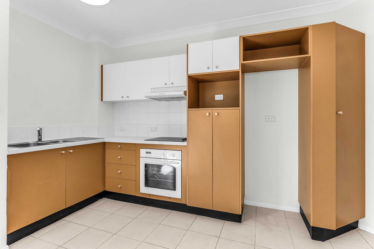 8/15 Britannia Avenue Broadbeach 3