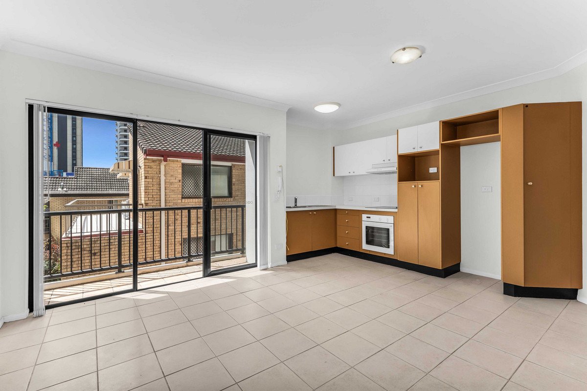 8/15 Britannia Avenue Broadbeach 5