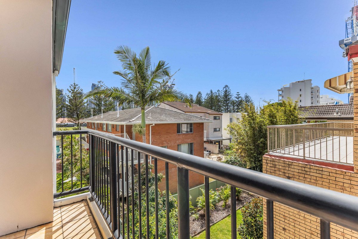 8/15 Britannia Avenue Broadbeach 10