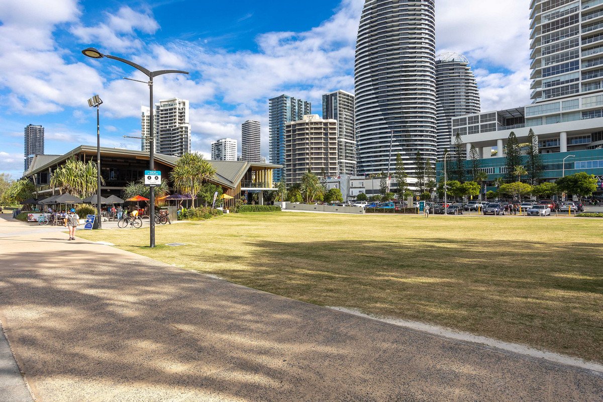 8/15 Britannia Avenue Broadbeach 32