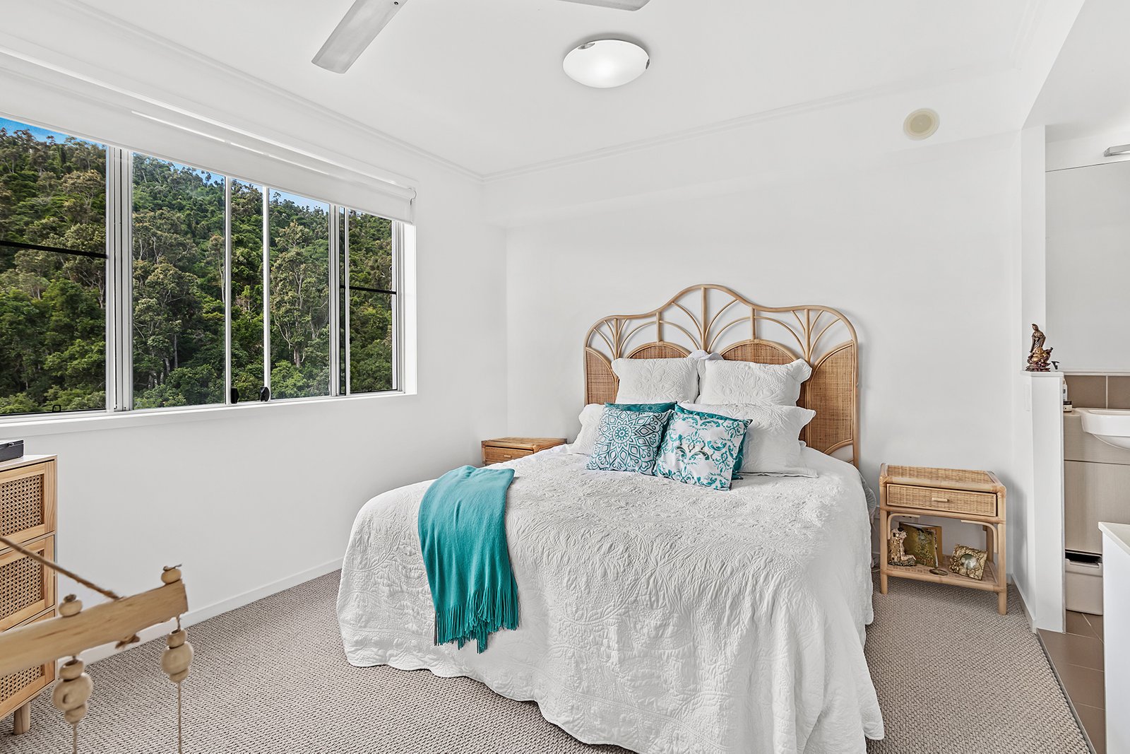 8/15 Flame Tree Court AIRLIE BEACH 12