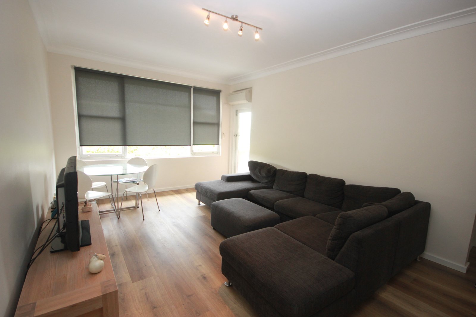 8/158 Chuter Avenue SANS SOUCI 2