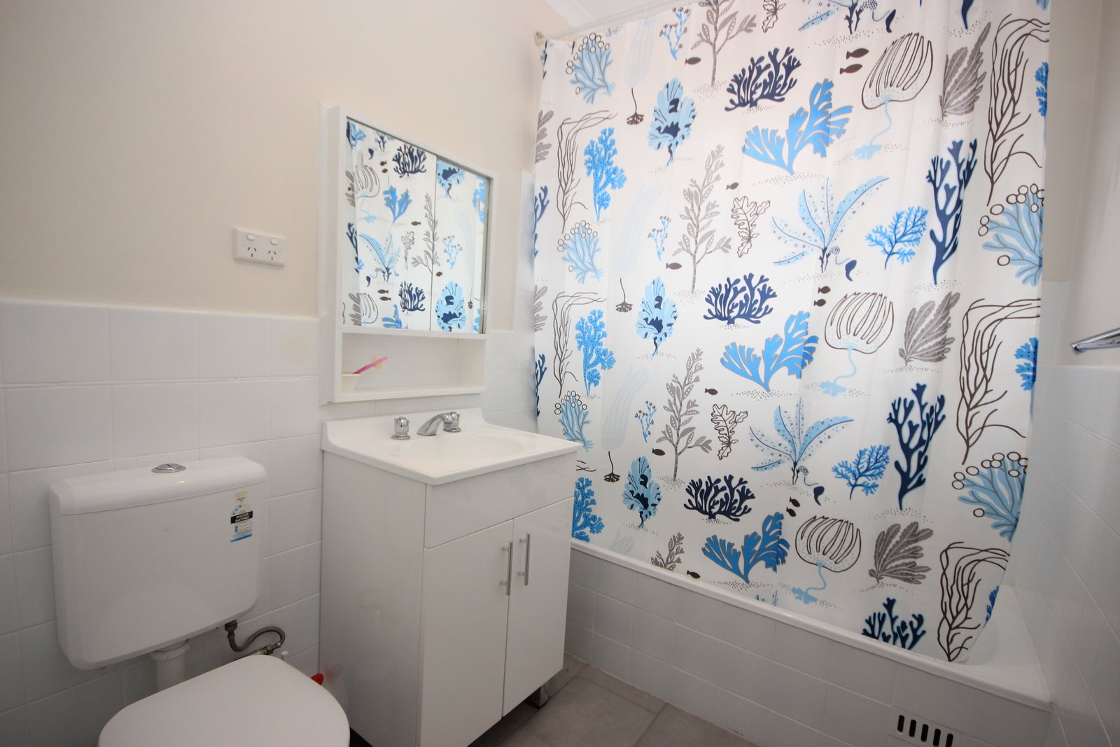 8/158 Chuter Avenue SANS SOUCI 4