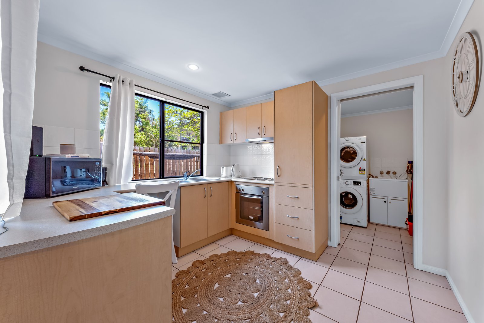 8/16 Beach Road CANNONVALE 3