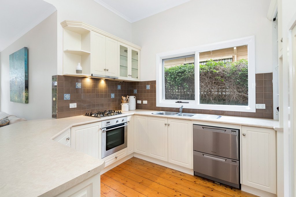 818 Armstrong Street North SOLDIERS HILL 6