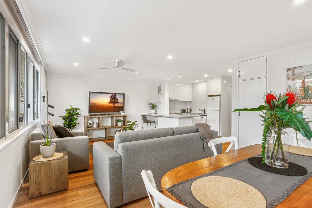 8/182 The Esplanade BURLEIGH HEADS 2