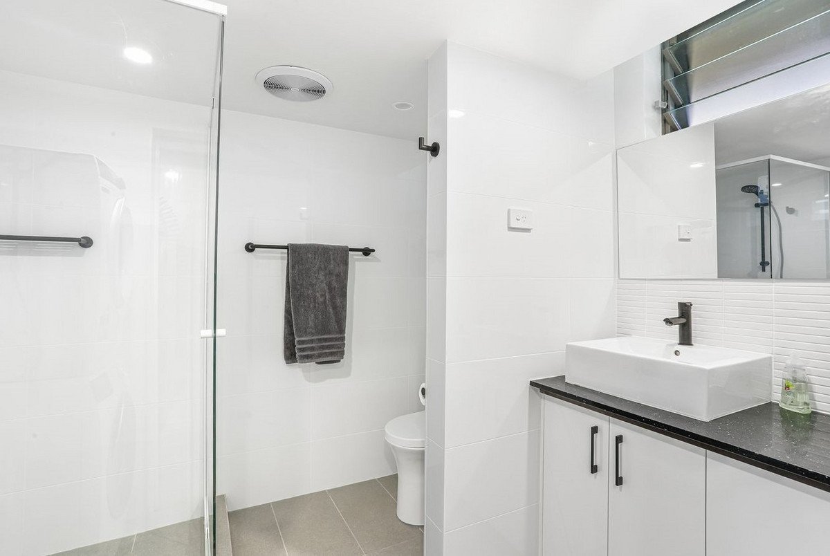 8/182 The Esplanade Burleigh Heads 4