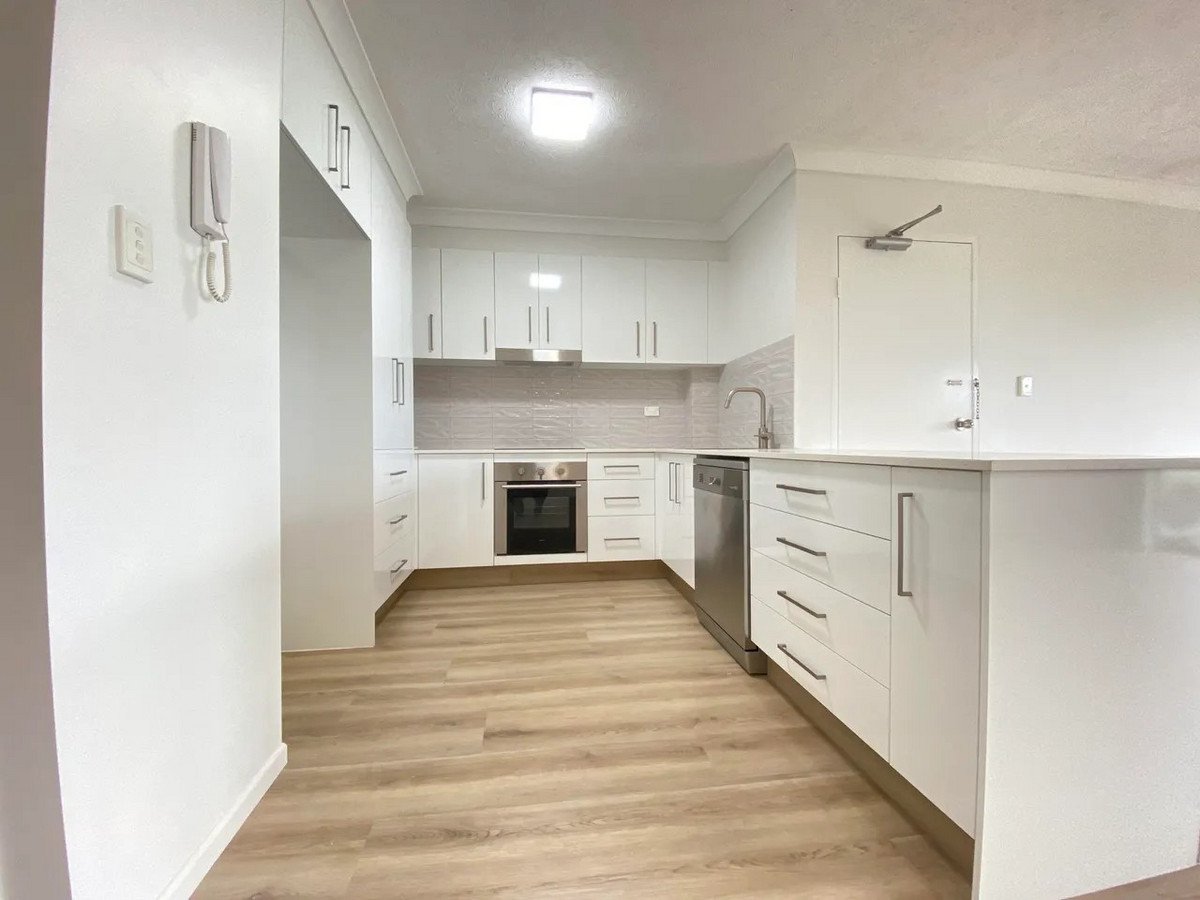 8/2 Brake Street BURLEIGH HEADS 1