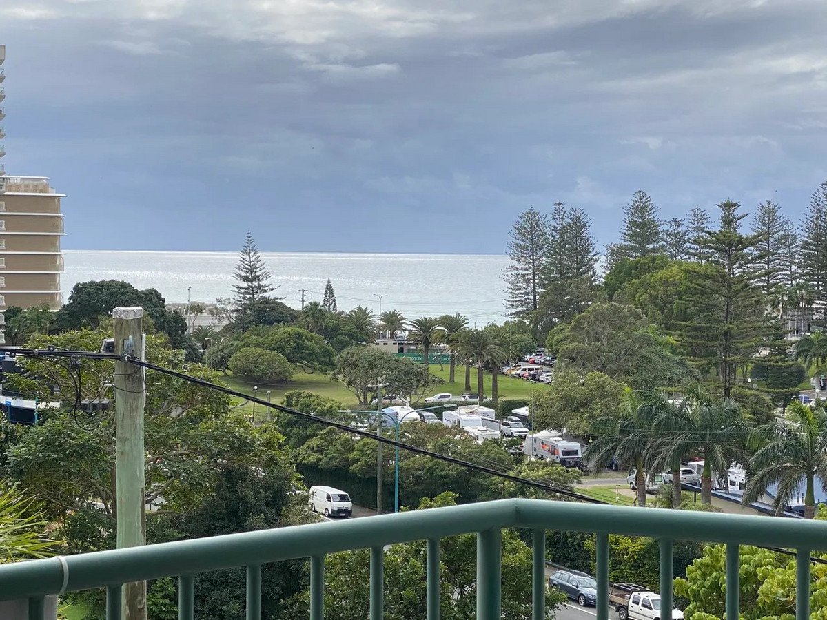 8/2 Brake Street BURLEIGH HEADS 2