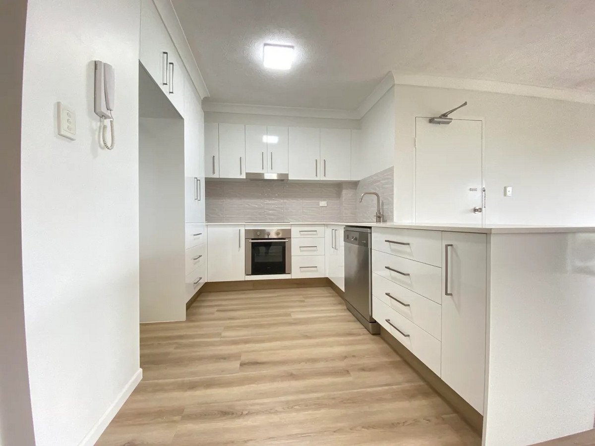 8/2 Brake Street BURLEIGH HEADS 2