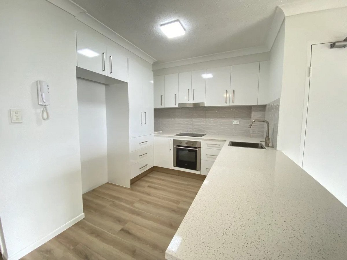 8/2 Brake Street BURLEIGH HEADS 3