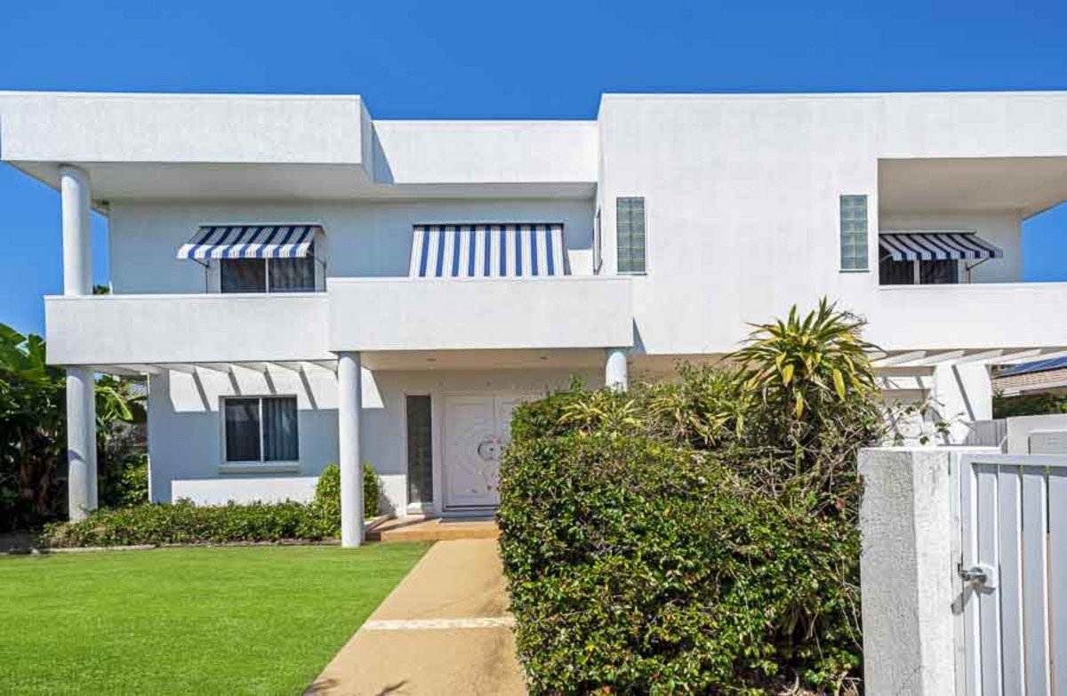 82 Dunlin Drive BURLEIGH WATERS 3