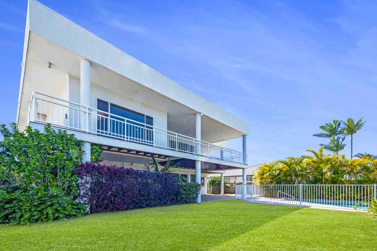 82 Dunlin Drive BURLEIGH WATERS 4