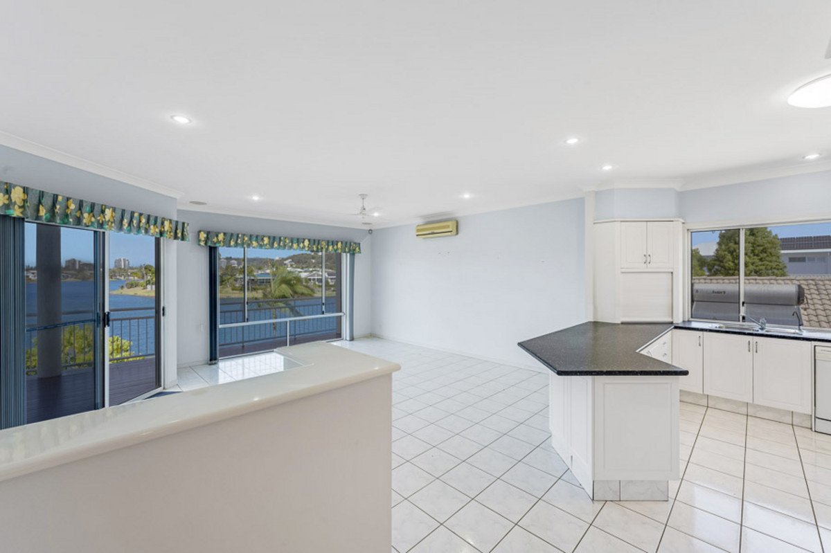 82 Dunlin Drive BURLEIGH WATERS 6