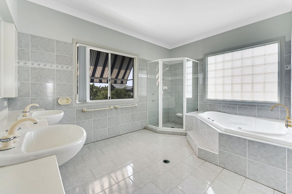82 Dunlin Drive BURLEIGH WATERS 10