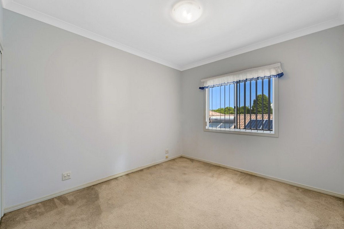 82 Dunlin Drive BURLEIGH WATERS 11