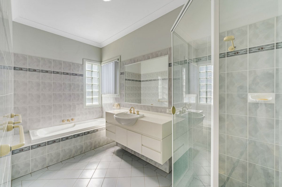 82 Dunlin Drive BURLEIGH WATERS 12
