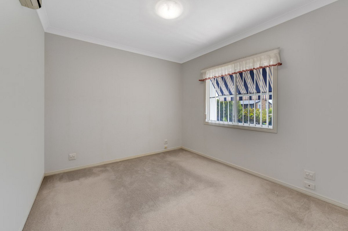 82 Dunlin Drive BURLEIGH WATERS 13