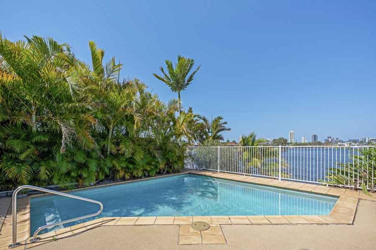 82 Dunlin Drive BURLEIGH WATERS 18