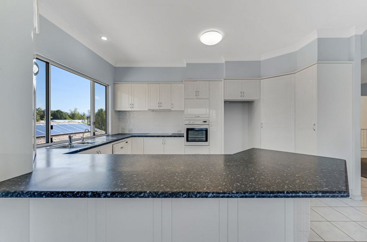 82 Dunlin Drive BURLEIGH WATERS 5