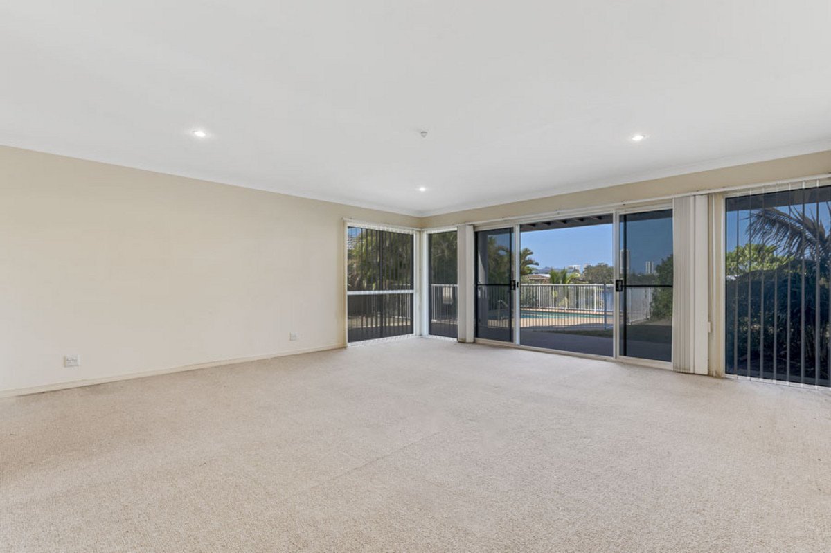 82 Dunlin Drive BURLEIGH WATERS 16