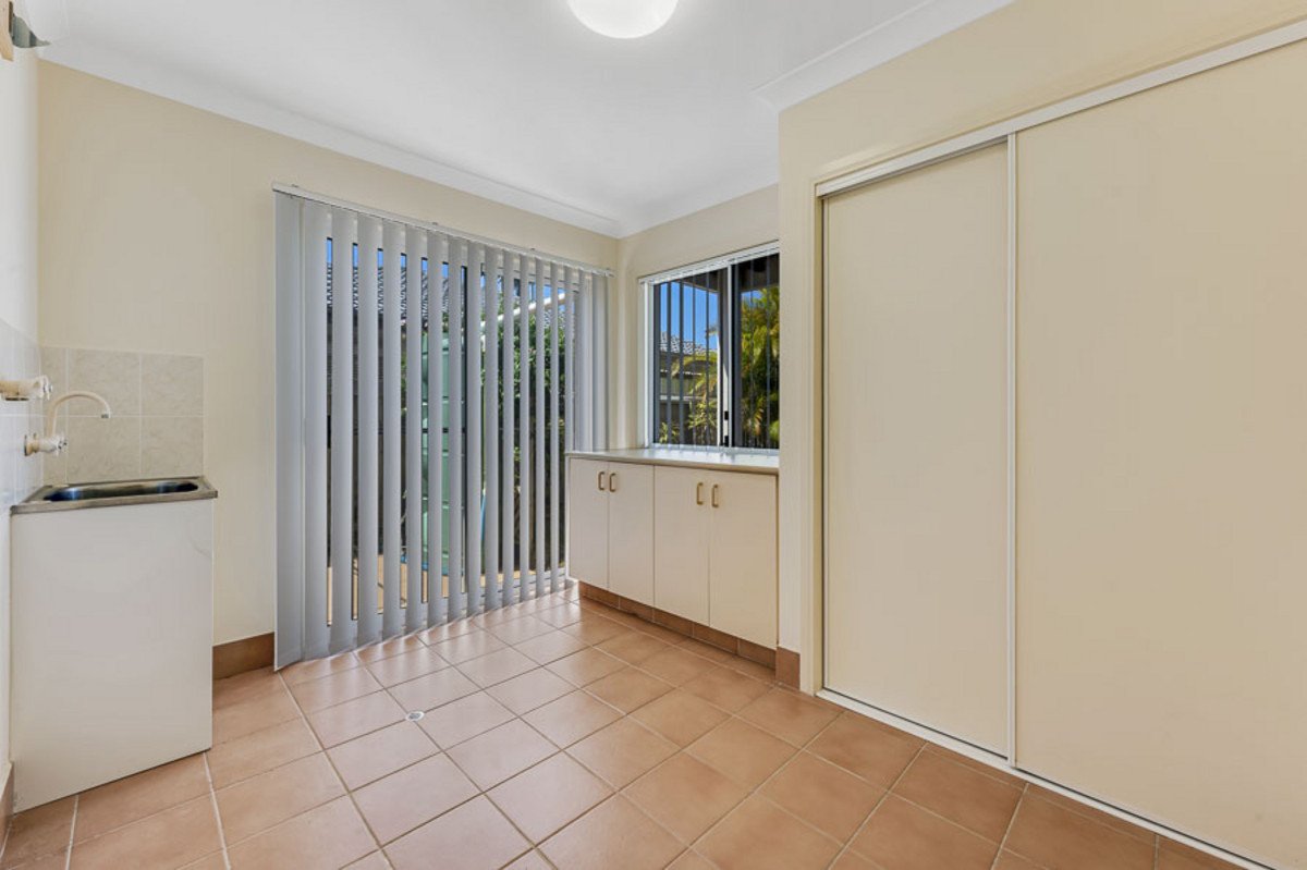 82 Dunlin Drive BURLEIGH WATERS 17