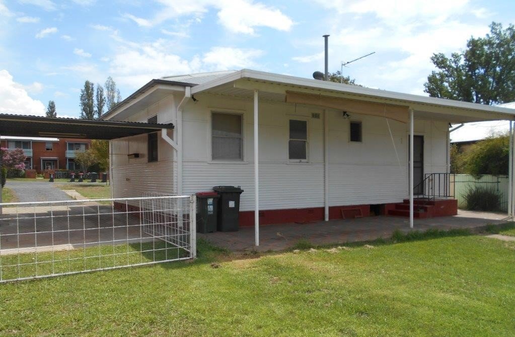 82 Russell Street TUMUT 14