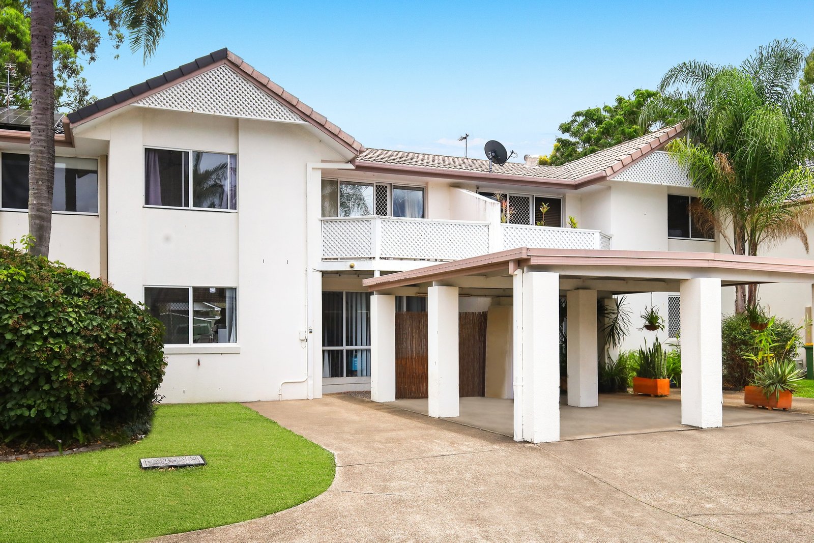 8/2 St Kevins Avenue BENOWA 1