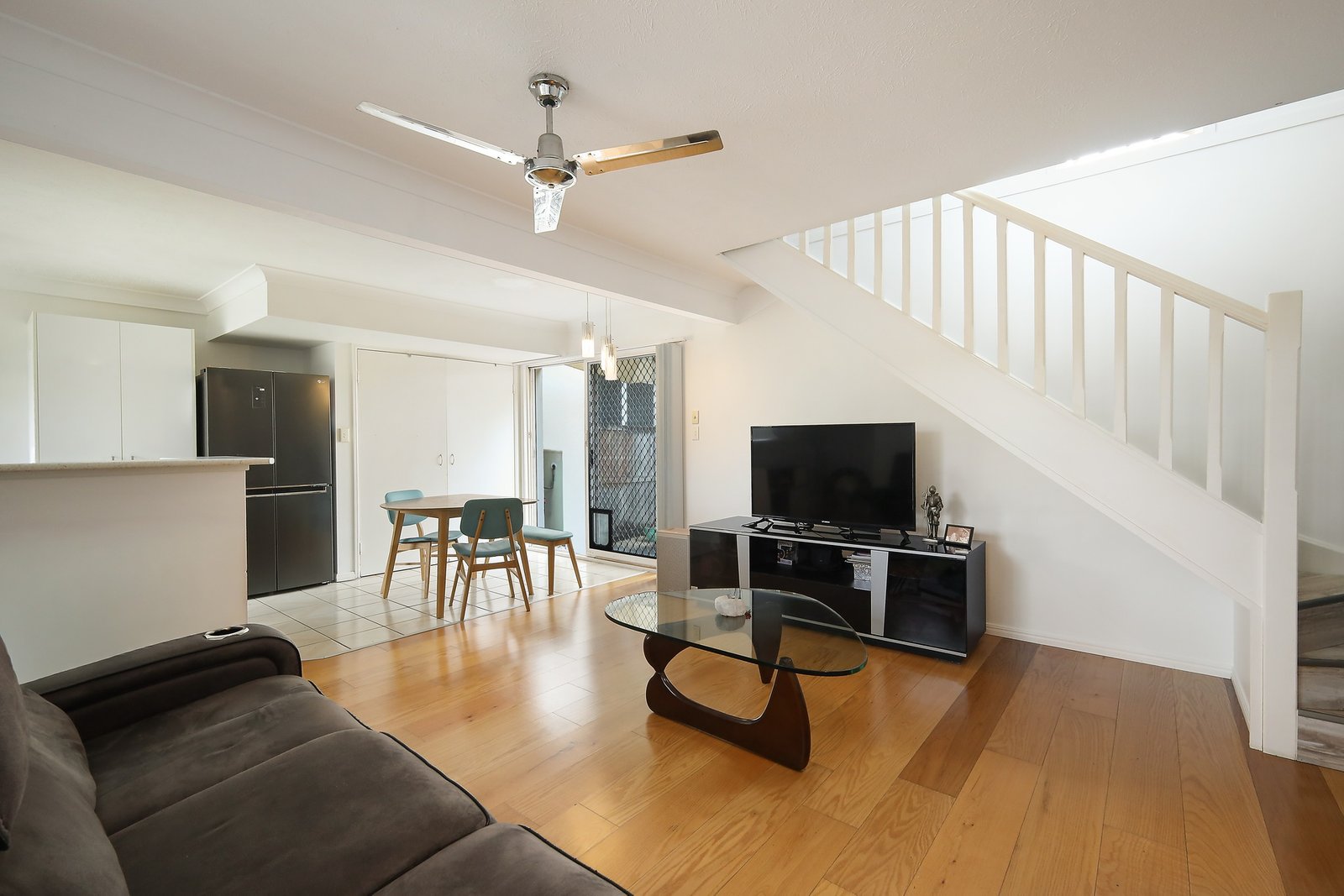 8/2 St Kevins Avenue BENOWA 2