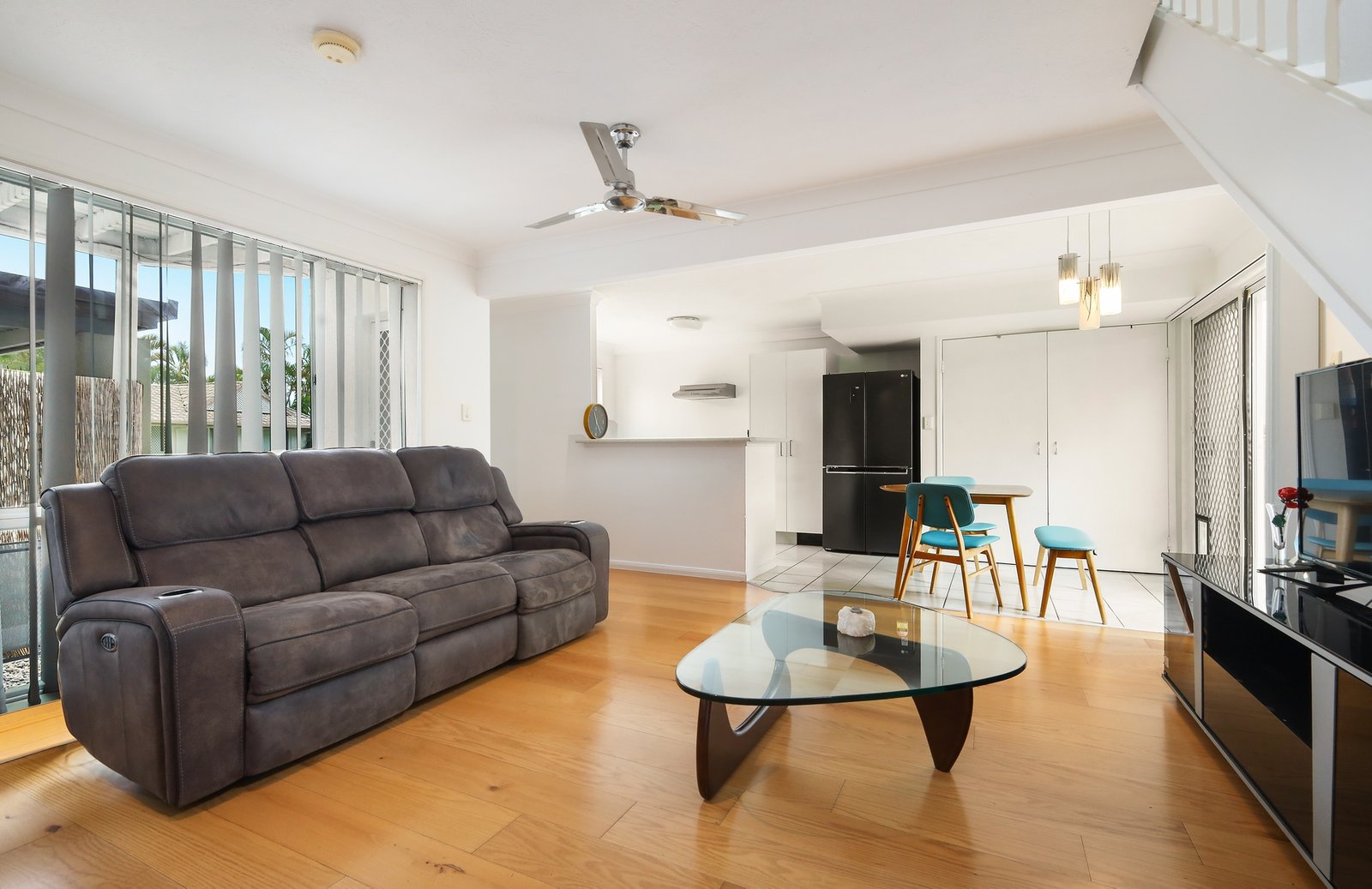 8/2 St Kevins Avenue BENOWA 3