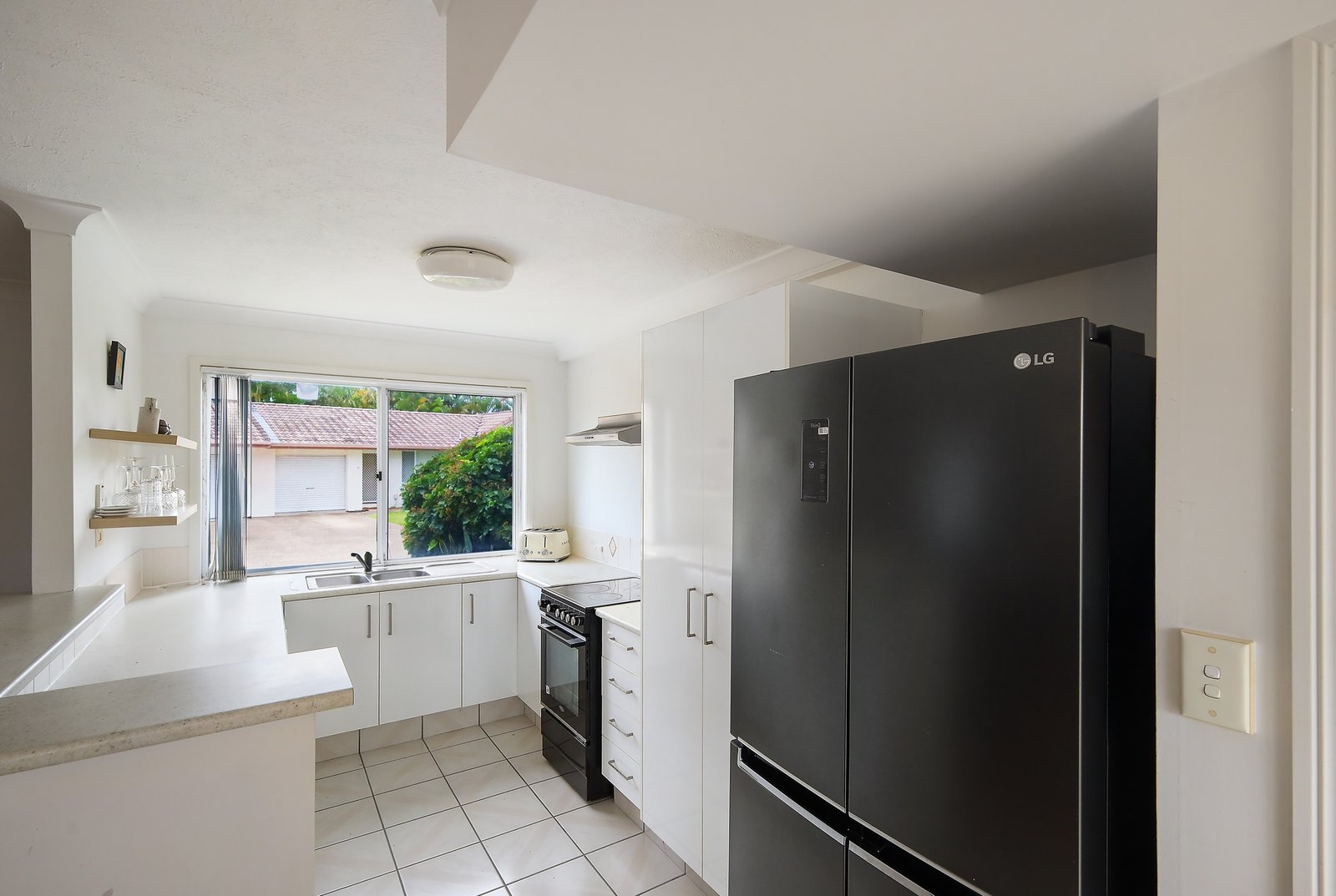 8/2 St Kevins Avenue BENOWA 4