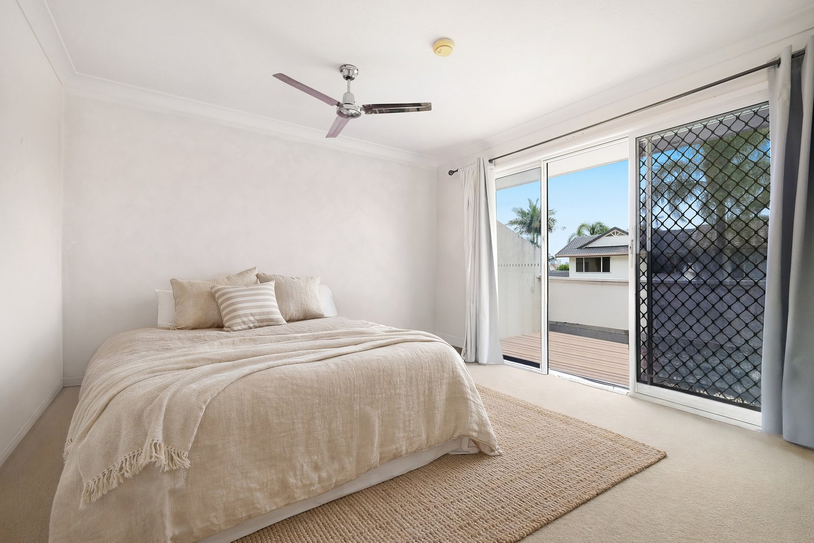 8/2 St Kevins Avenue BENOWA 5