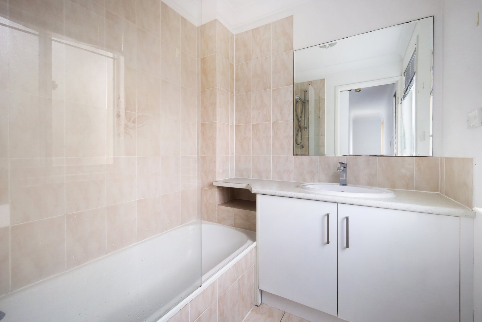 8/2 St Kevins Avenue BENOWA 7