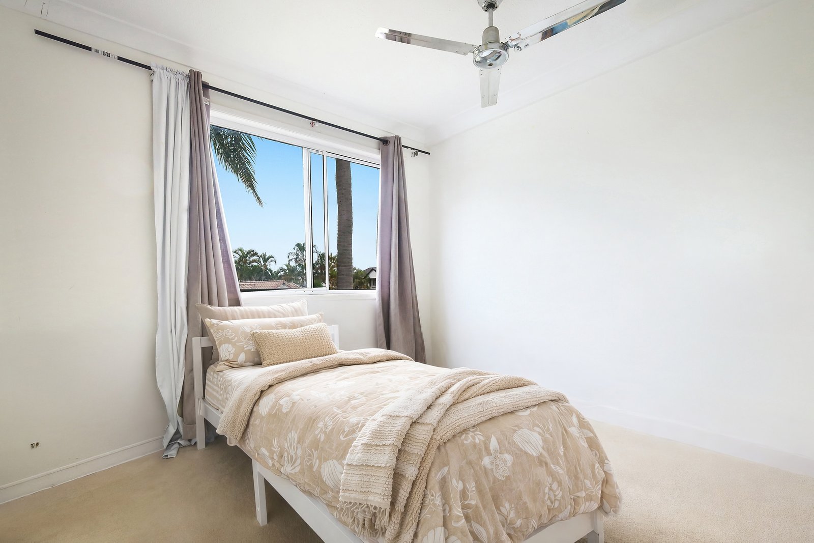 8/2 St Kevins Avenue BENOWA 8