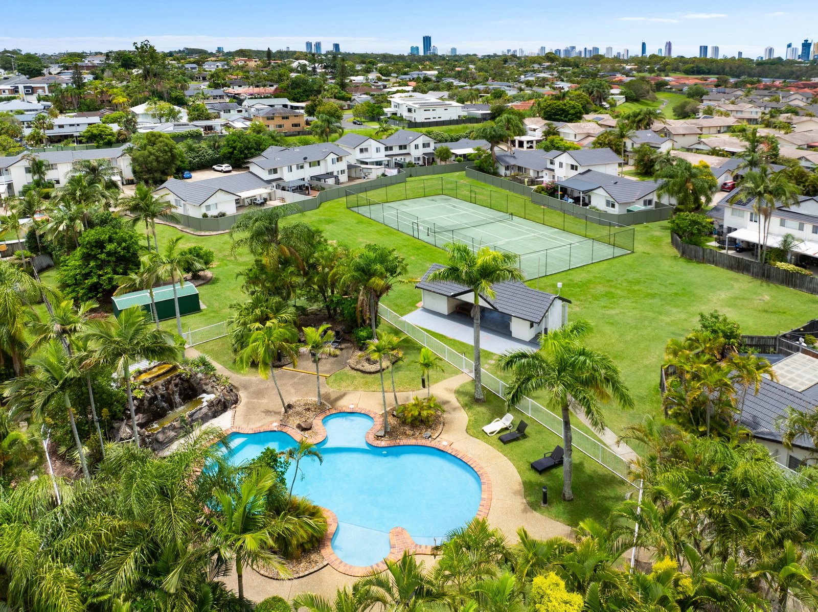 8/2 St Kevins Avenue BENOWA 11