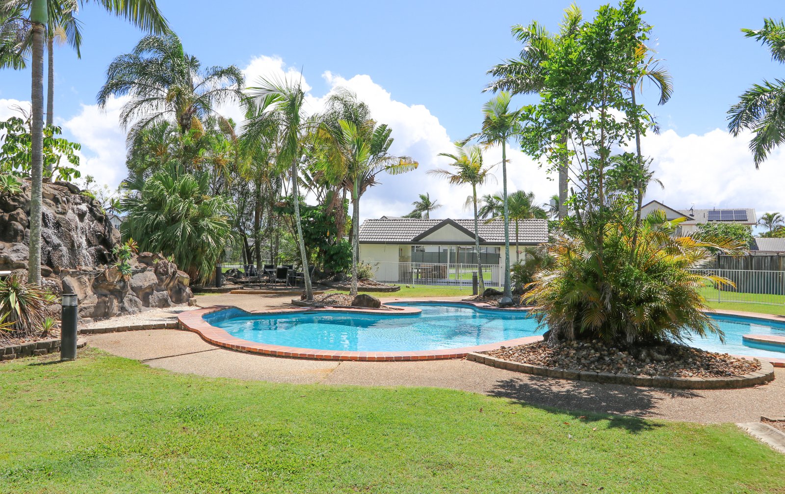 8/2 St Kevins Avenue BENOWA 13