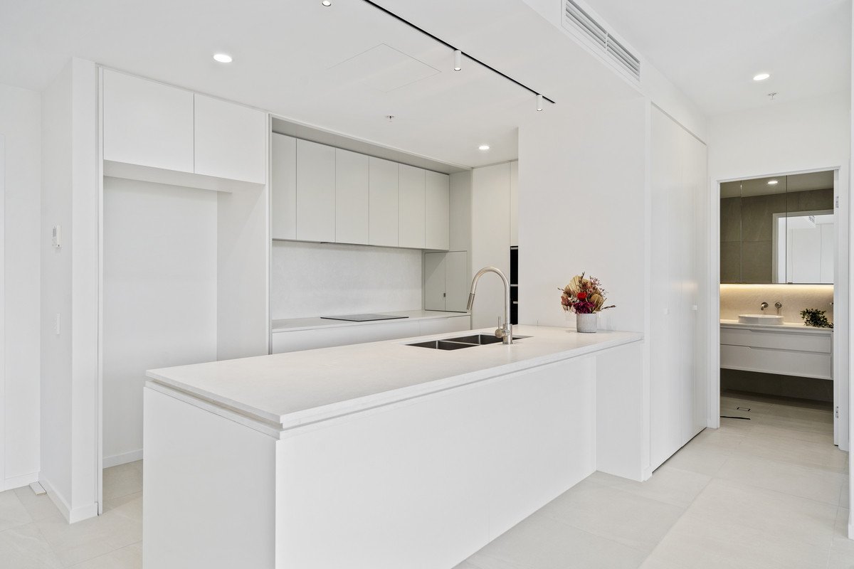 8/20 Executive Drive Burleigh Waters 2