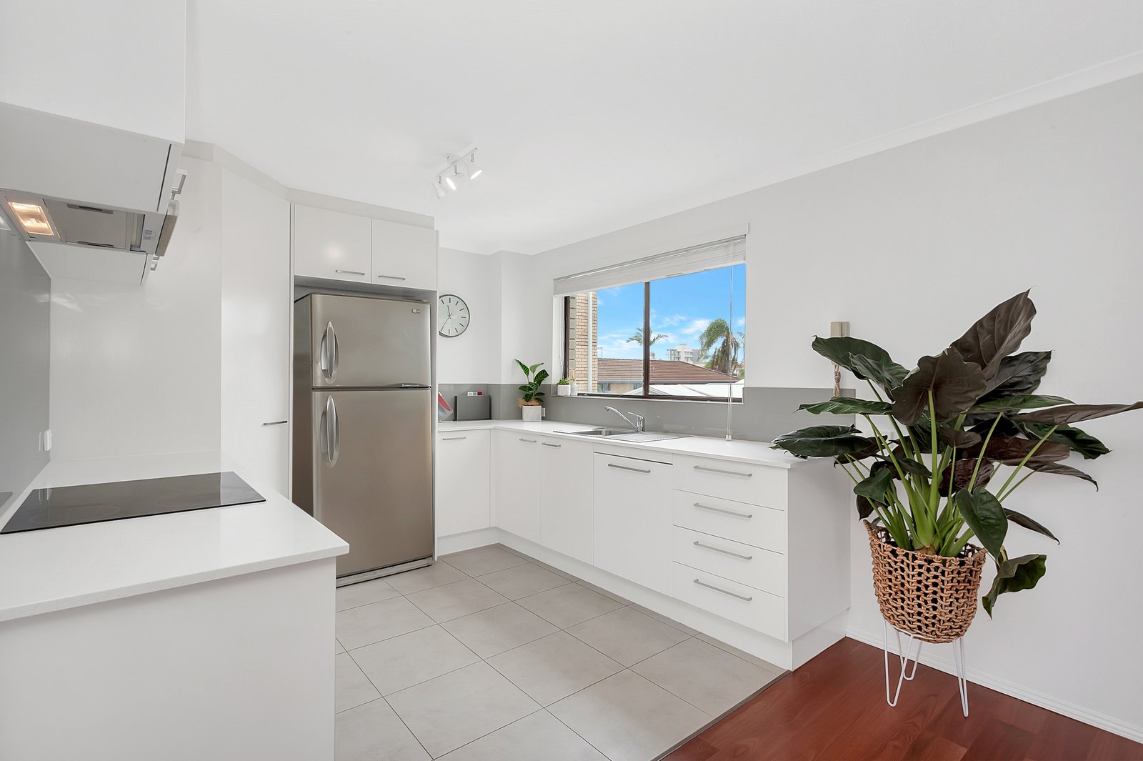8/2269 Gold Coast Highway MERMAID BEACH 3