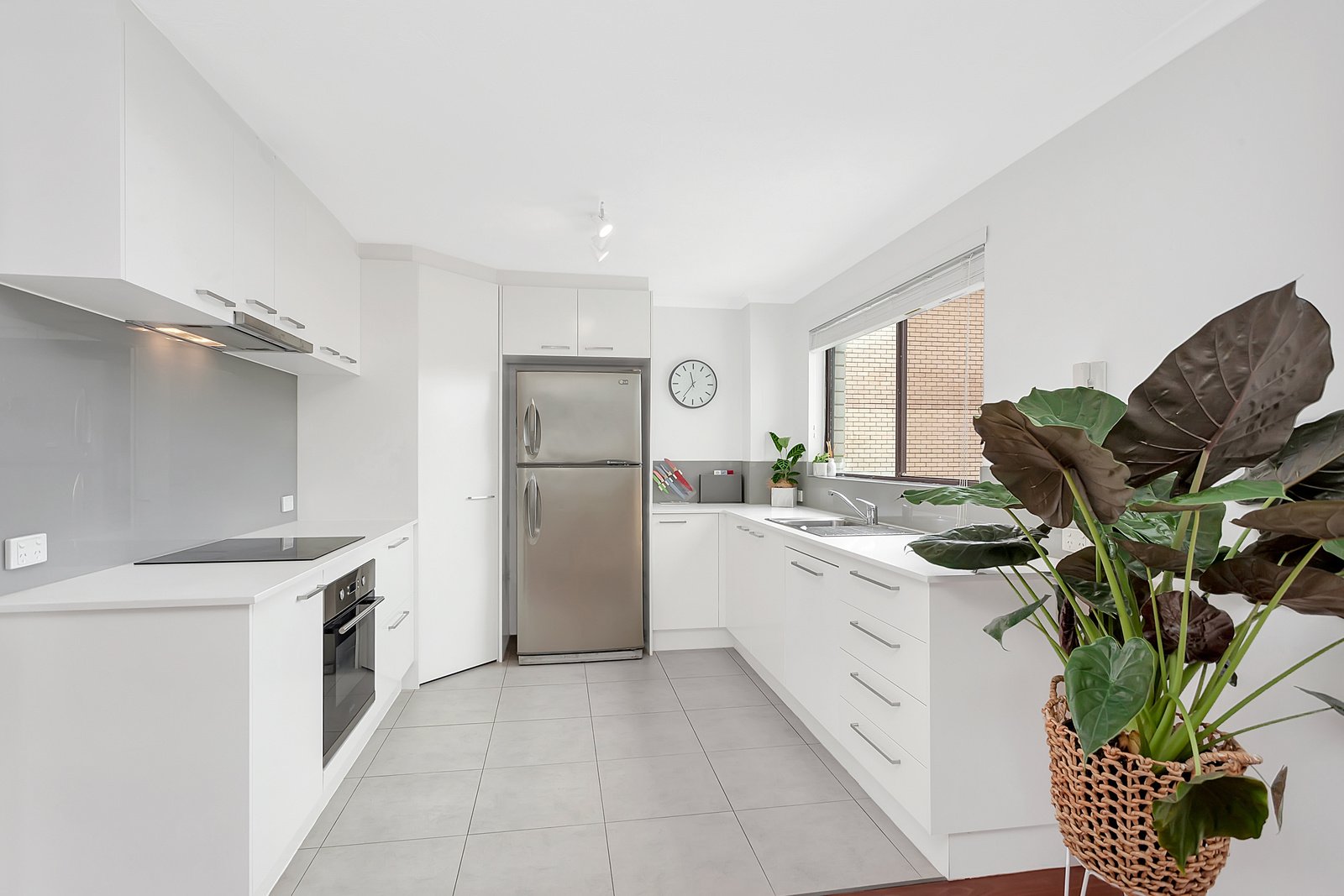 8/2269 Gold Coast Highway MERMAID BEACH 4