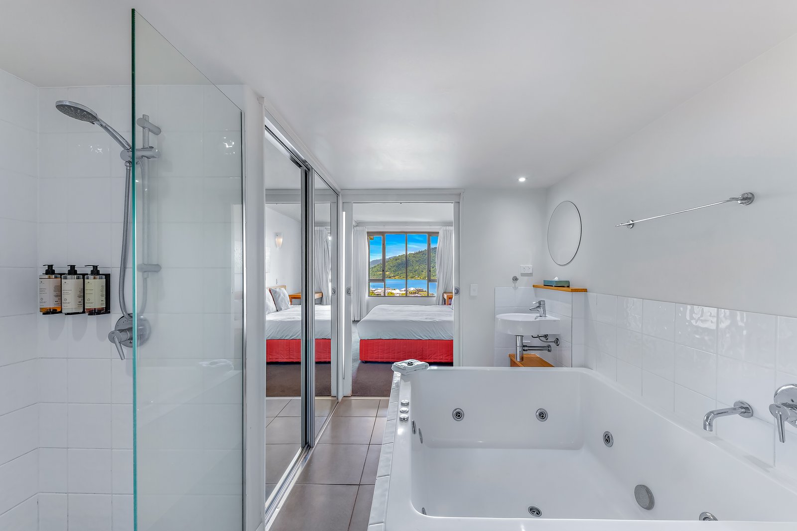 824/9a Hermitage Drive AIRLIE BEACH 5